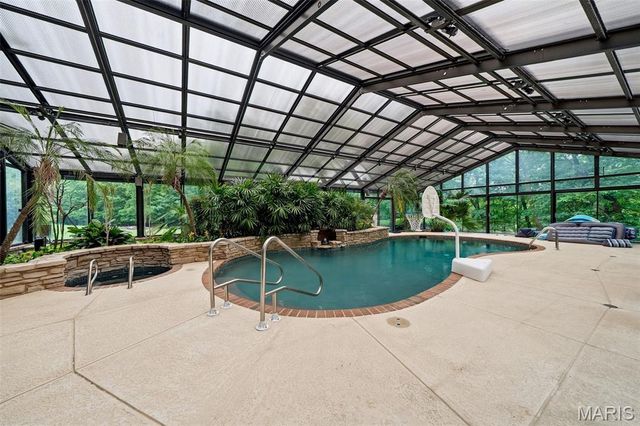 10700 Starhill Drive, St Louis, MO 63128