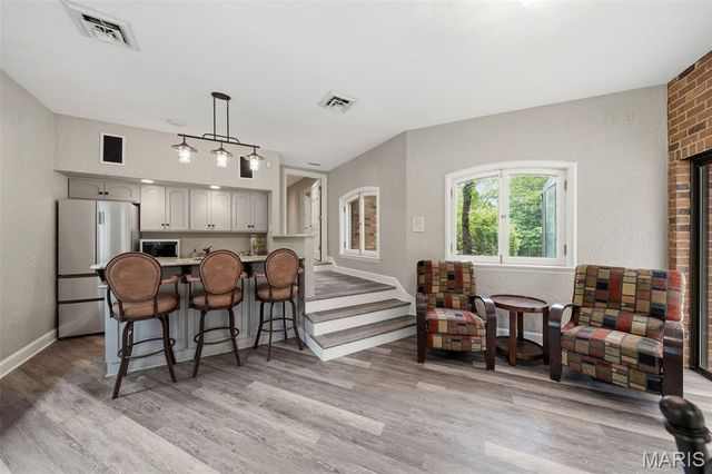 10700 Starhill Drive, St Louis, MO 63128
