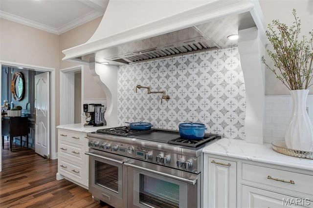 10700 Starhill Drive, St Louis, MO 63128