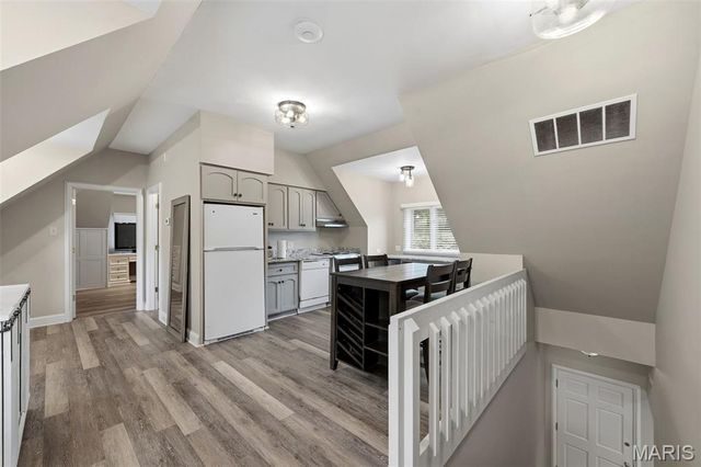 10700 Starhill Drive, St Louis, MO 63128