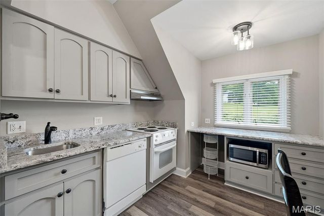 10700 Starhill Drive, St Louis, MO 63128