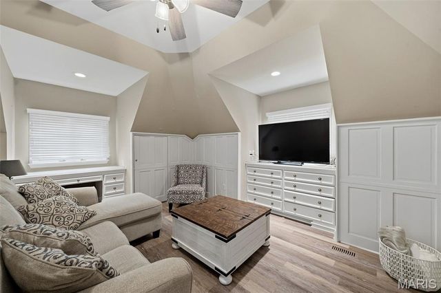 10700 Starhill Drive, St Louis, MO 63128