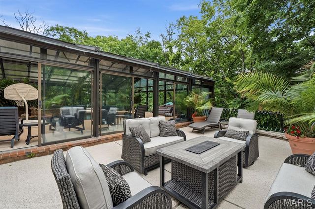 10700 Starhill Drive, St Louis, MO 63128
