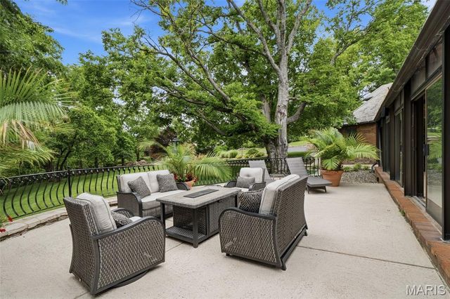 10700 Starhill Drive, St Louis, MO 63128