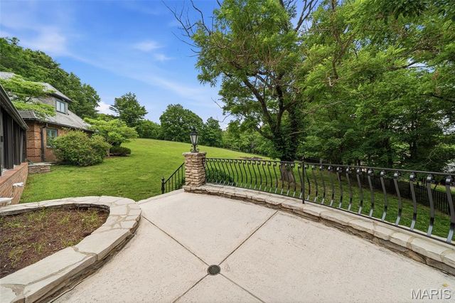 10700 Starhill Drive, St Louis, MO 63128