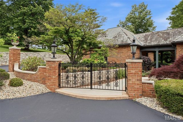 10700 Starhill Drive, St Louis, MO 63128
