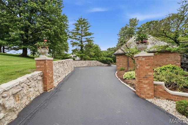 10700 Starhill Drive, St Louis, MO 63128