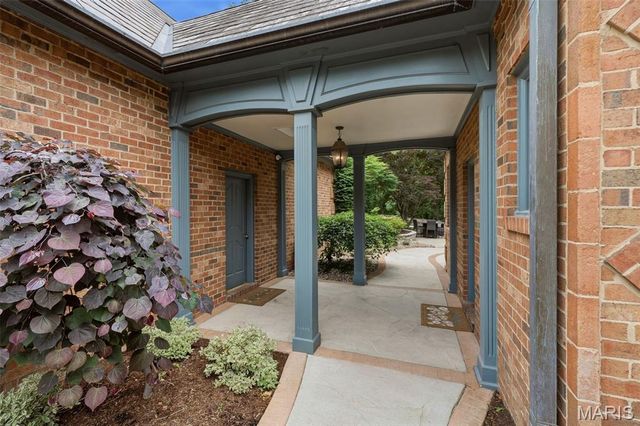 10700 Starhill Drive, St Louis, MO 63128