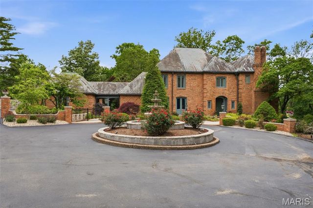 10700 Starhill Drive, St Louis, MO 63128
