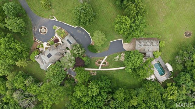 10700 Starhill Drive, St Louis, MO 63128