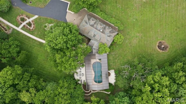 10700 Starhill Drive, St Louis, MO 63128
