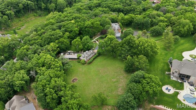 10700 Starhill Drive, St Louis, MO 63128