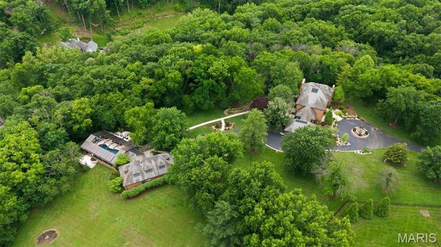 10700 Starhill Drive, St Louis, MO 63128
