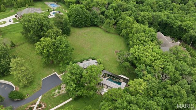 10700 Starhill Drive, St Louis, MO 63128