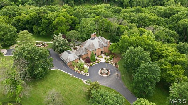 10700 Starhill Drive, St Louis, MO 63128