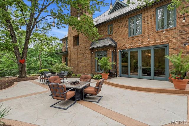 10700 Starhill Drive, St Louis, MO 63128
