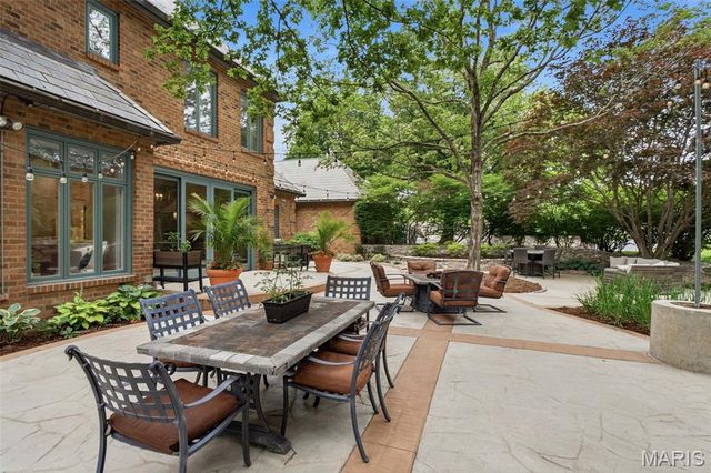 10700 Starhill Drive, St Louis, MO 63128