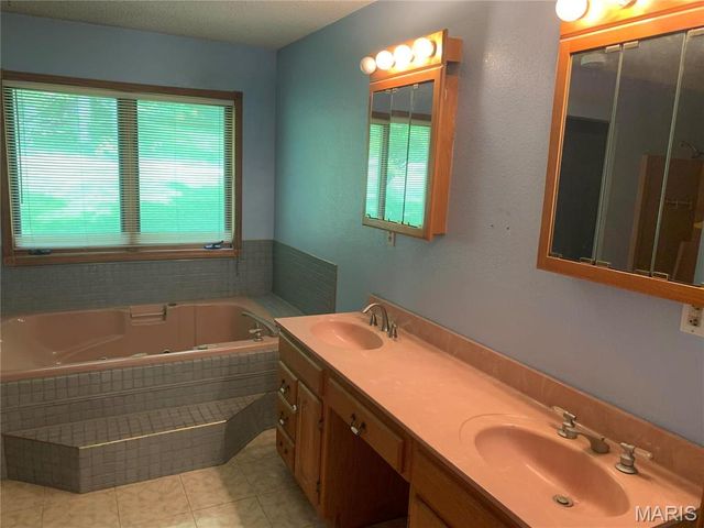 102 Hillside Court, Collinsville, IL 62234