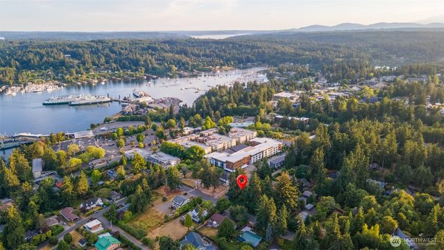 868 Gilmore Way NE, Bainbridge Island, WA 98110