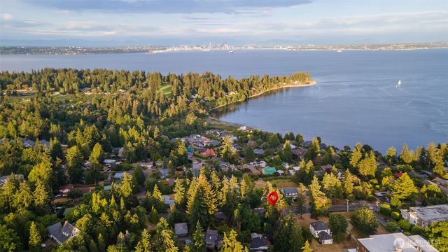 868 Gilmore Way NE, Bainbridge Island, WA 98110
