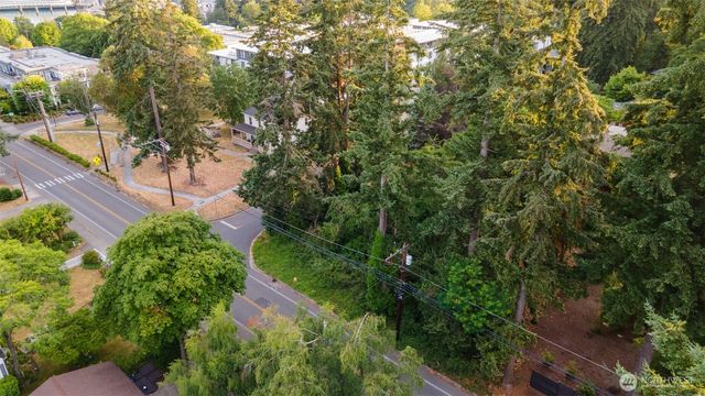 868 Gilmore Way NE, Bainbridge Island, WA 98110