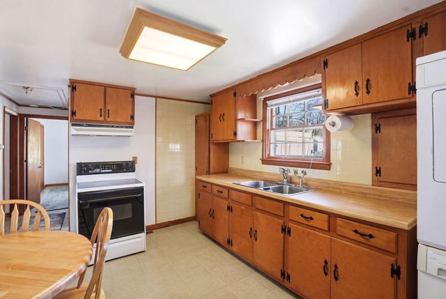 28 Pine Grove Road, South Yarmouth, MA 02664