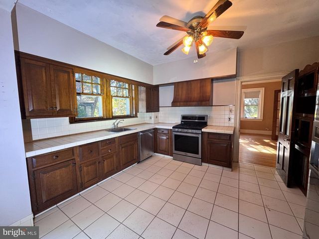 233 E KINGS HWY, Audubon, NJ 08106