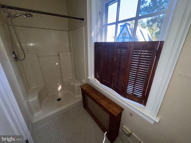 233 E KINGS HWY, Audubon, NJ 08106