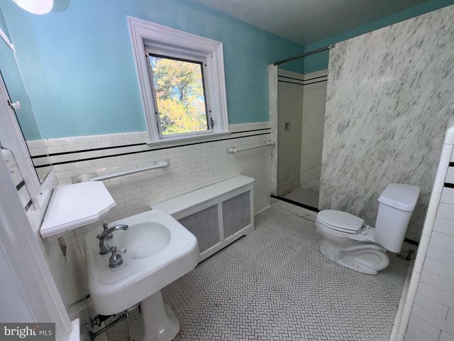 233 E KINGS HWY, Audubon, NJ 08106