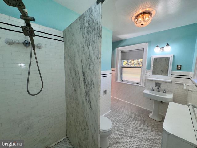 233 E KINGS HWY, Audubon, NJ 08106