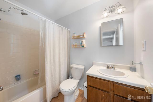 35 E Byrnes Lane E, Sayreville, NJ 08872