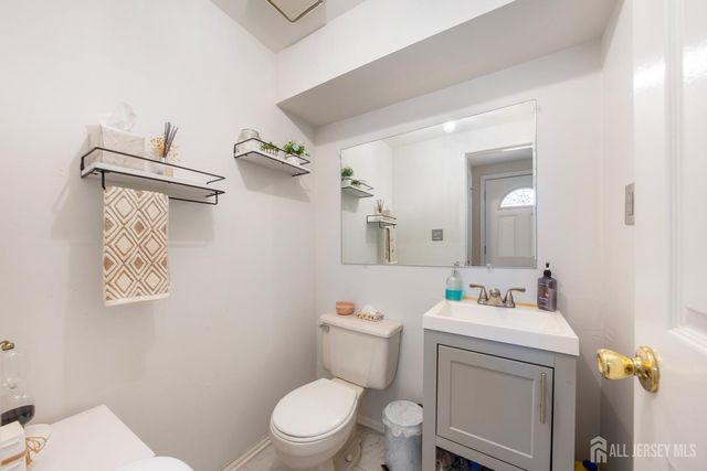 35 E Byrnes Lane E, Sayreville, NJ 08872