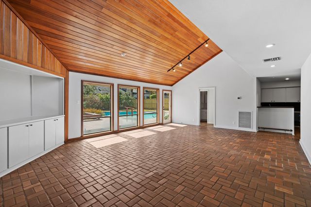 365 Piney Point Road, Houston, TX 77024