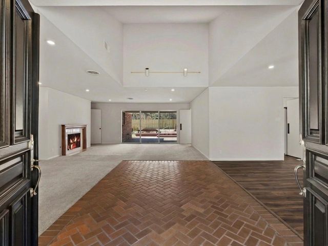 365 Piney Point Road, Houston, TX 77024