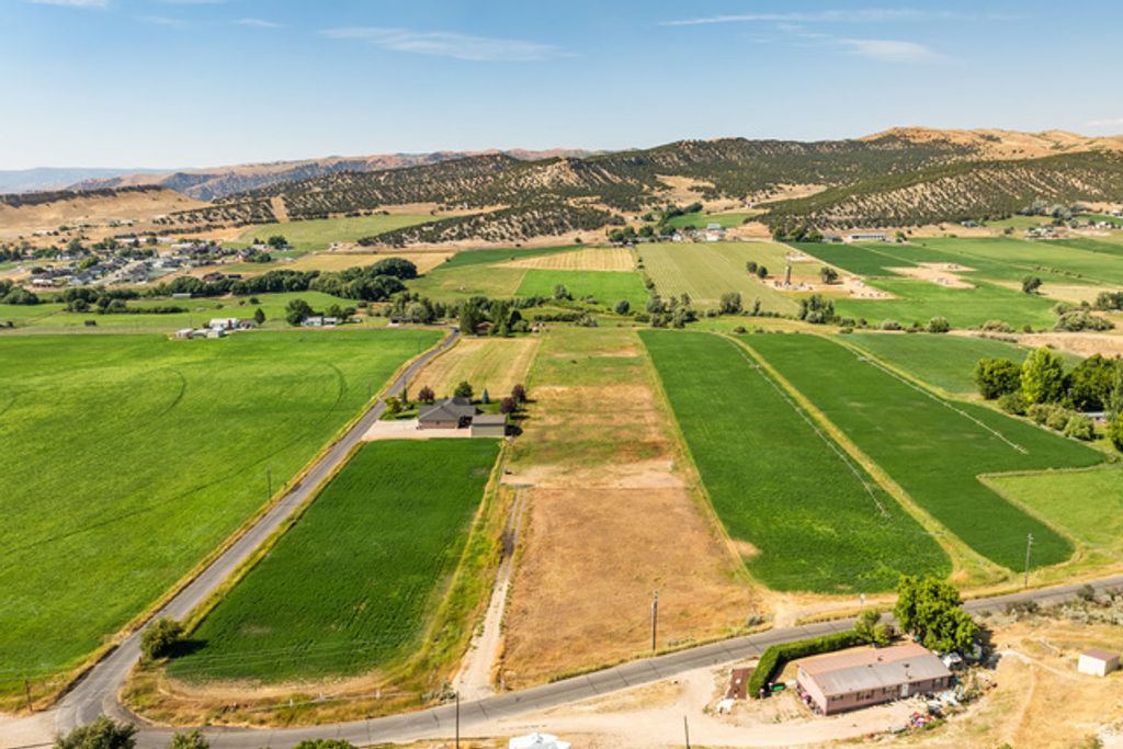 Image 4 of property listing at 489 E BORDER STATION RD, Coalville, UT 84017
