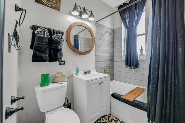 7222 S Rhodes Avenue, Chicago, IL 60619