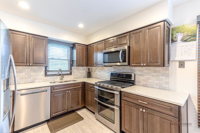 135 Newtown Drive, Buffalo Grove, IL 60089