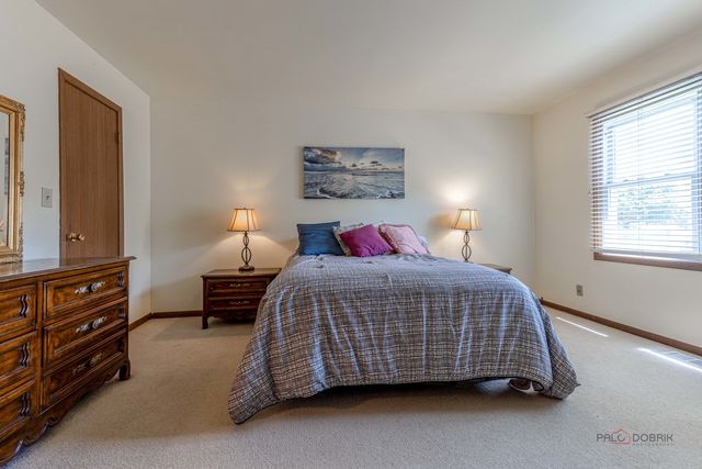 135 Newtown Drive, Buffalo Grove, IL 60089