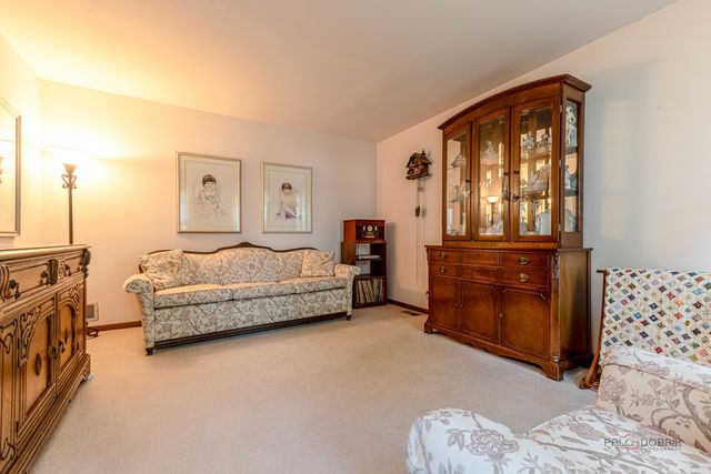 135 Newtown Drive, Buffalo Grove, IL 60089