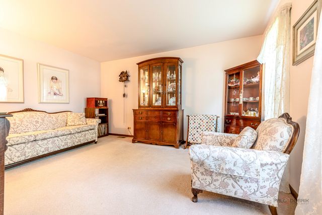 135 Newtown Drive, Buffalo Grove, IL 60089