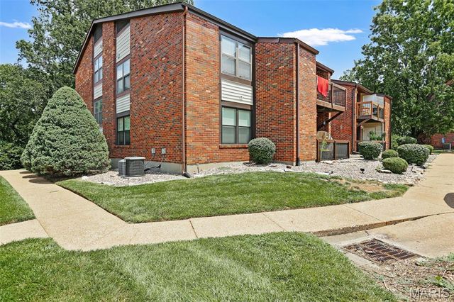 6824 Cottage Grove Lane F, St Louis, MO 63129