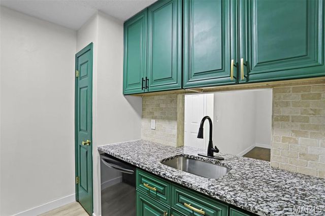 6824 Cottage Grove Lane F, St Louis, MO 63129