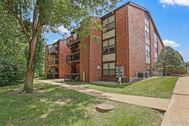 6824 Cottage Grove Lane F, St Louis, MO 63129