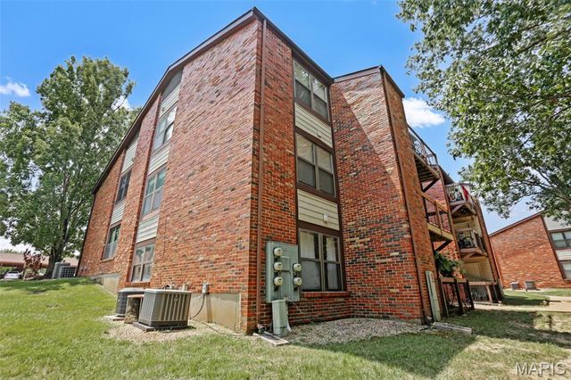 6824 Cottage Grove Lane F, St Louis, MO 63129