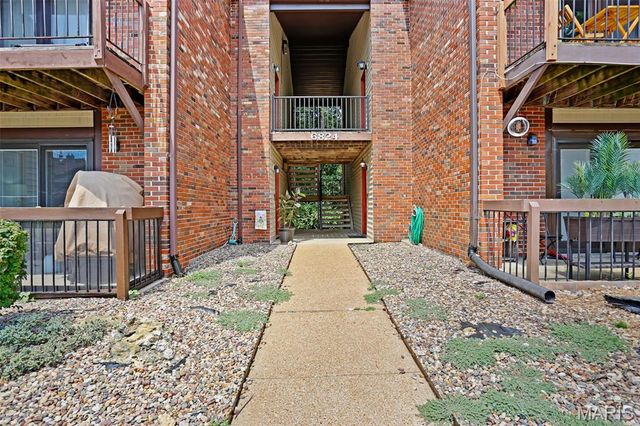 6824 Cottage Grove Lane F, St Louis, MO 63129