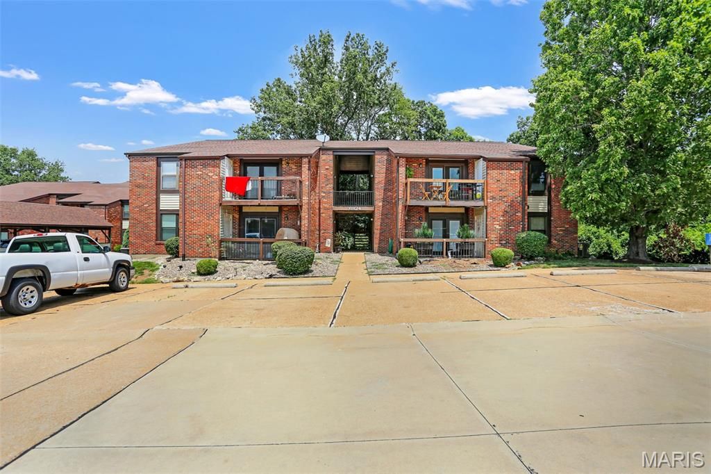 6824 Cottage Grove Lane F, St Louis, MO 63129