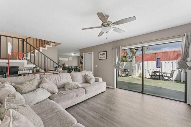 1425 Oxford Lane, Boynton Beach, FL 33426