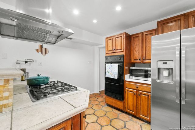 8909 Willmon Way, Windcrest, TX 78239
