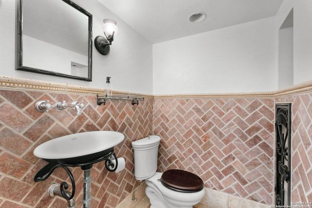 8909 Willmon Way, Windcrest, TX 78239