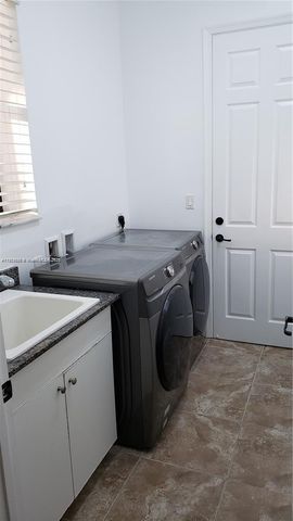 8280 NW 28th St, Cooper City, FL 33024